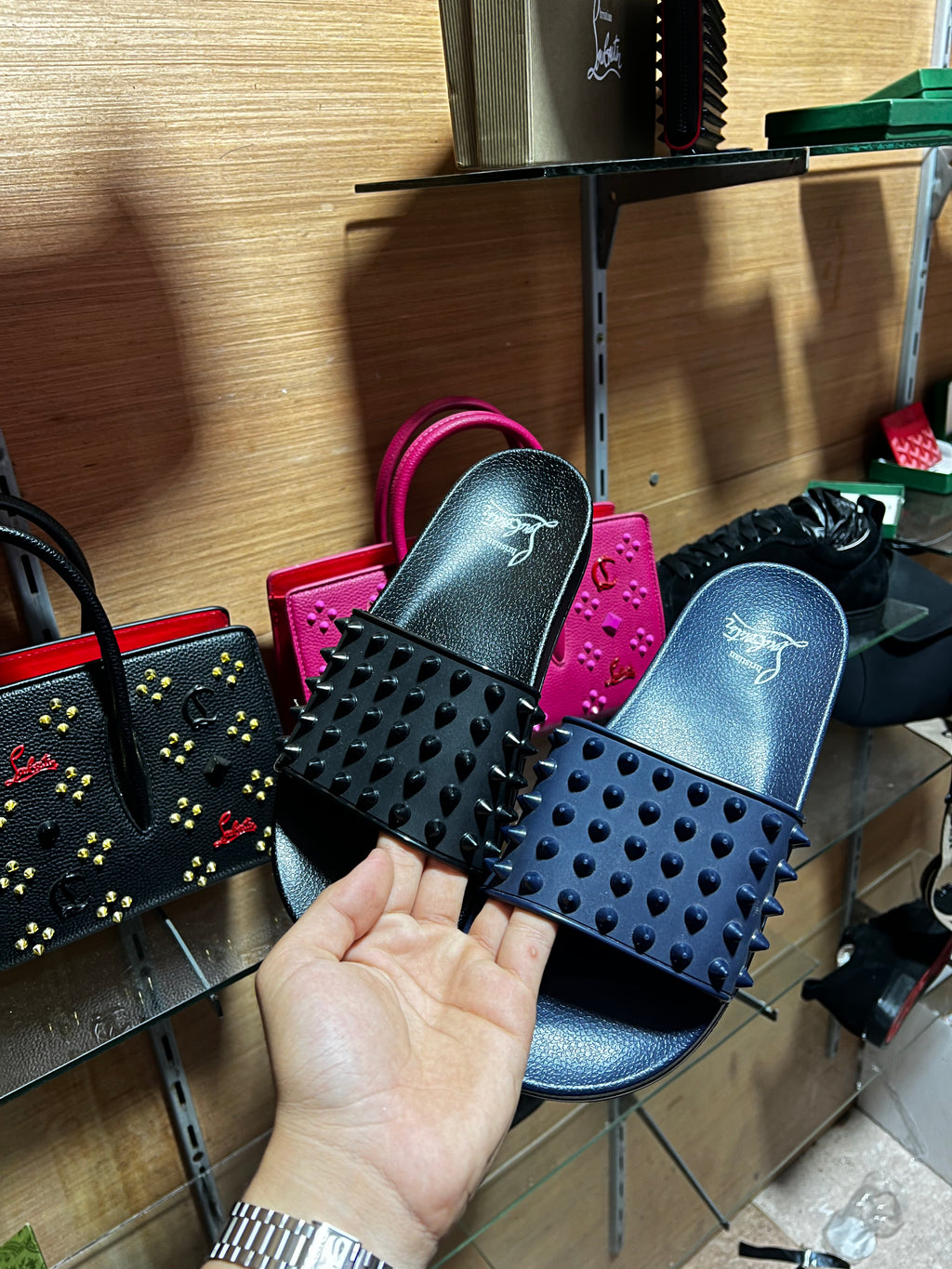 Pack 2  claquettes louboutin + van cleef gratuite ✅
