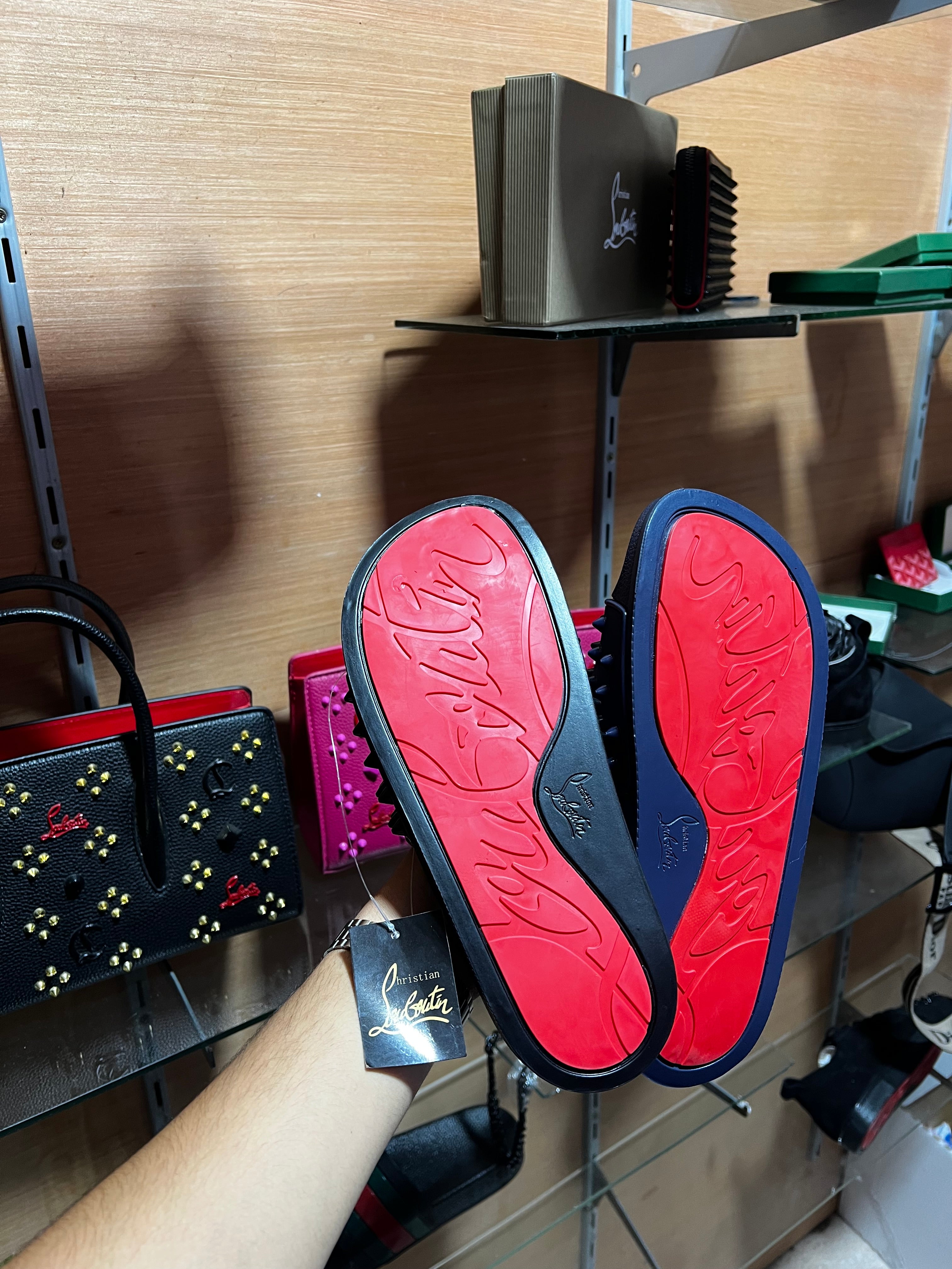 Pack 2  claquettes louboutin + van cleef gratuite ✅