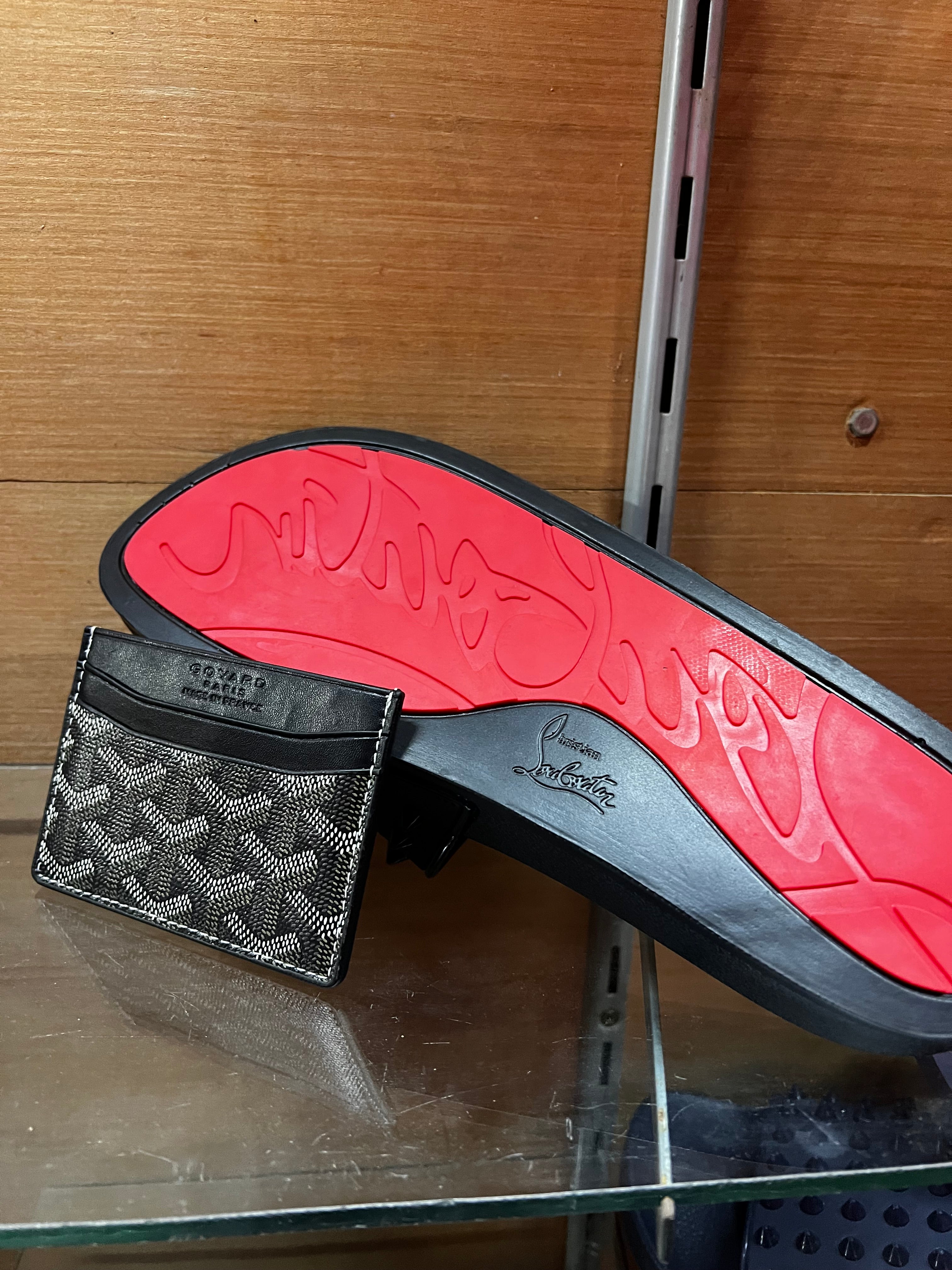 Pck claquette Louboutin + Porte carte goyard